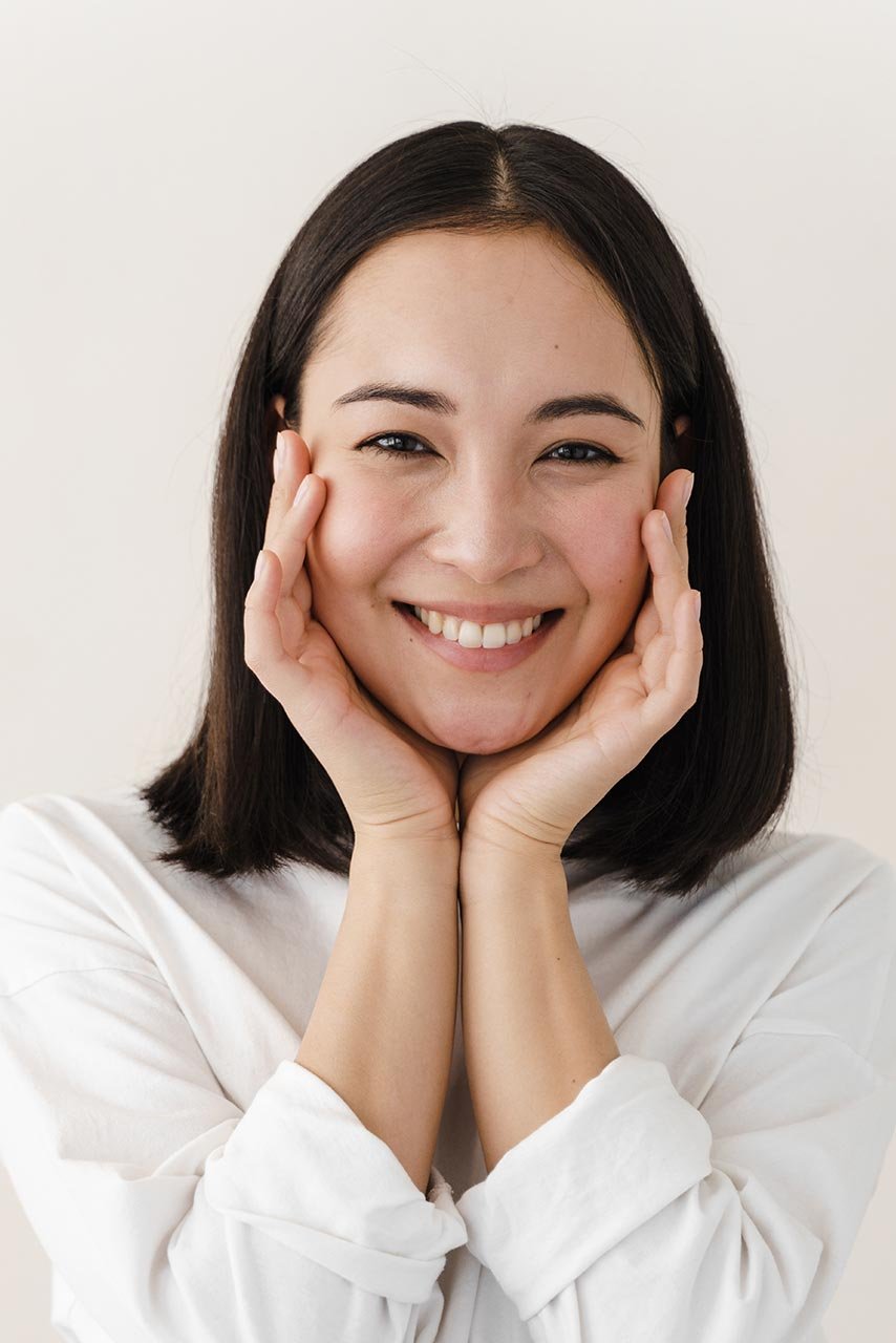 surprised excited woman on a green background che 2023 11 27 04 56 11 utc